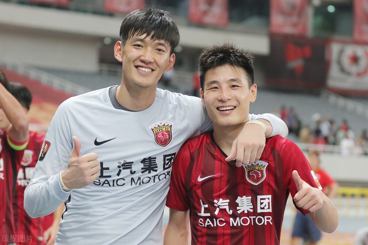 关于粉丝争相支持球队，展现自己的忠心与热情的信息