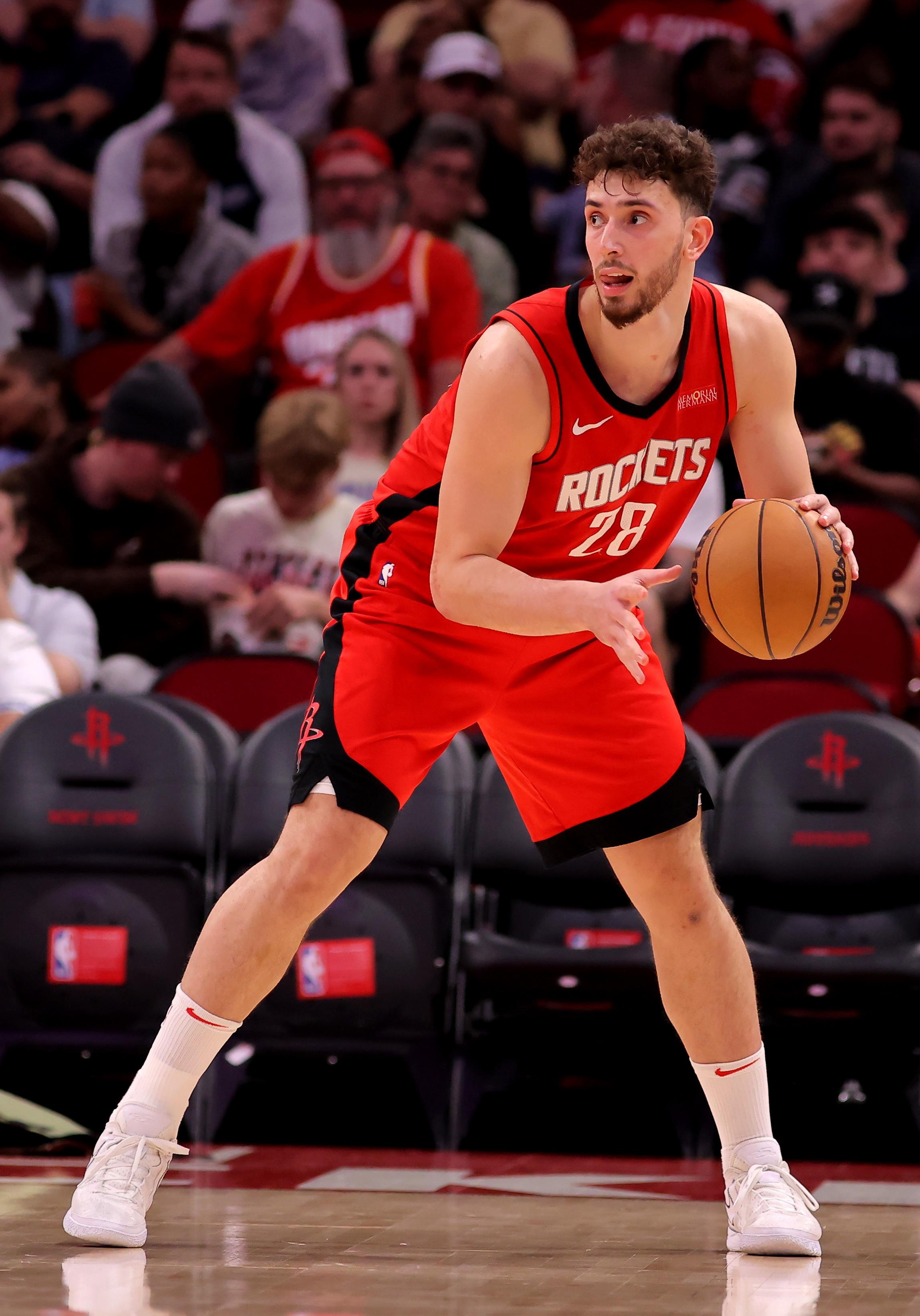 关于火箭队引进新援加强内线防守实力或将大幅提升的信息