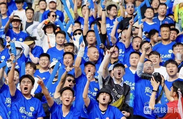 足球比赛席卷全国，球迷热情高涨