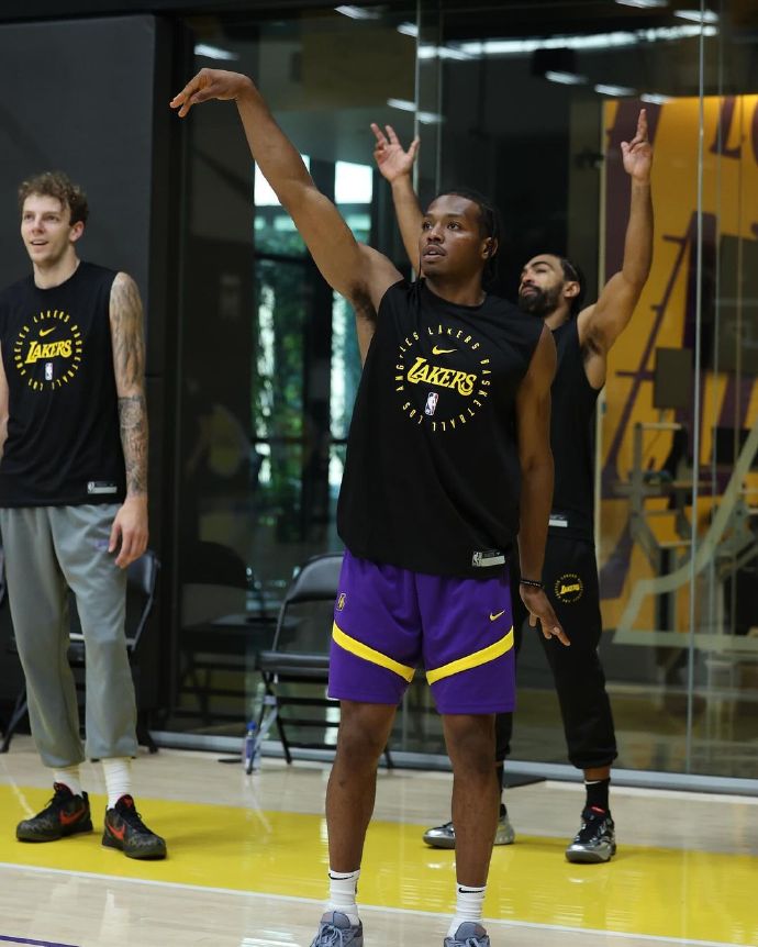 关于雄鹿对决湖人，关键一战引发球迷狂热的信息