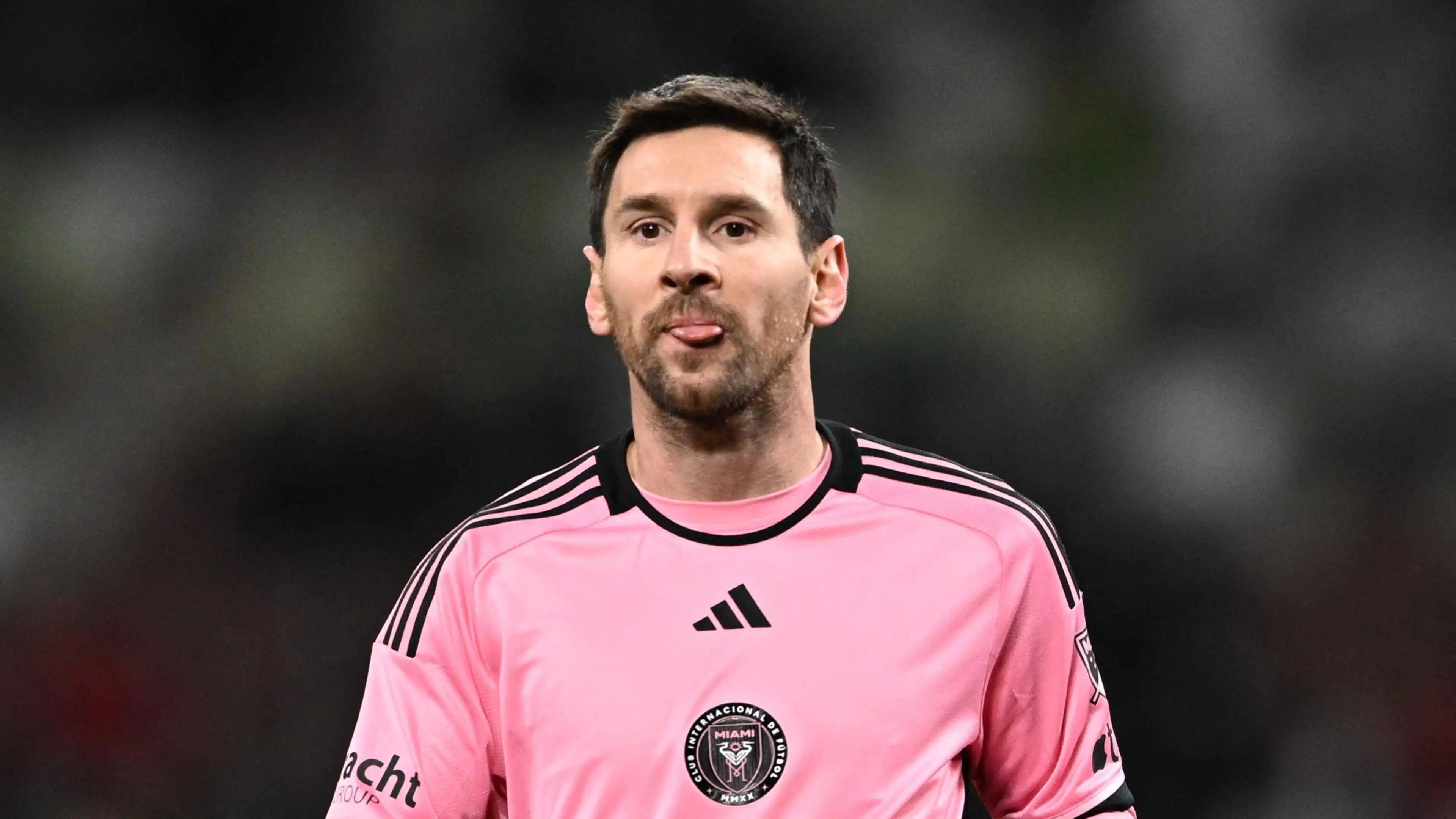 三亿体育体育中国官网-梅西遭遇困境，球队成绩不佳引发争议