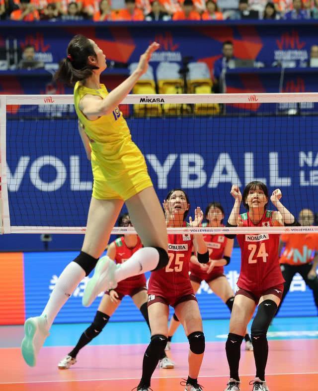 三亿体育体育app-曲棍球比赛中场面混乱，裁判受挑战